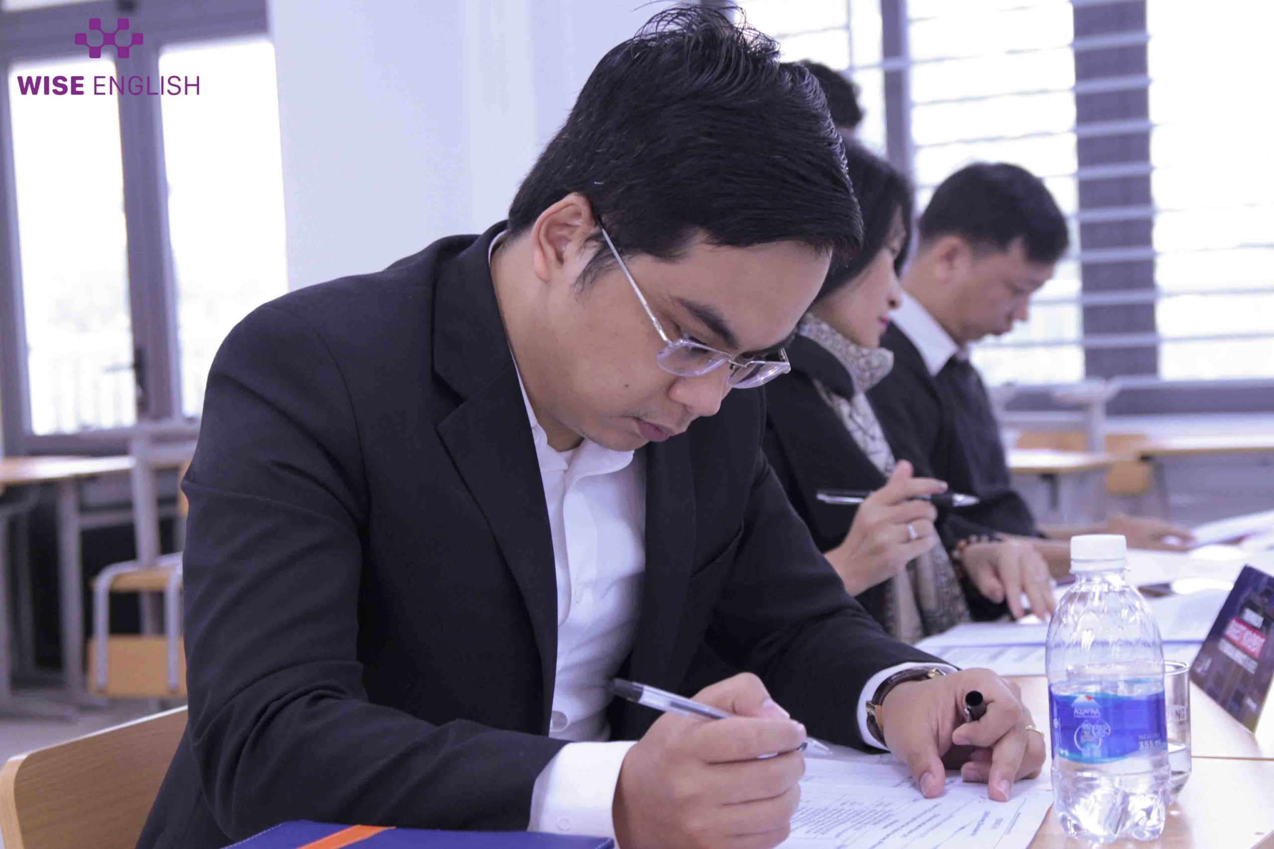 ceo-english-ban-giam-khao-cuoc-thi-hult-prize-tai-dut