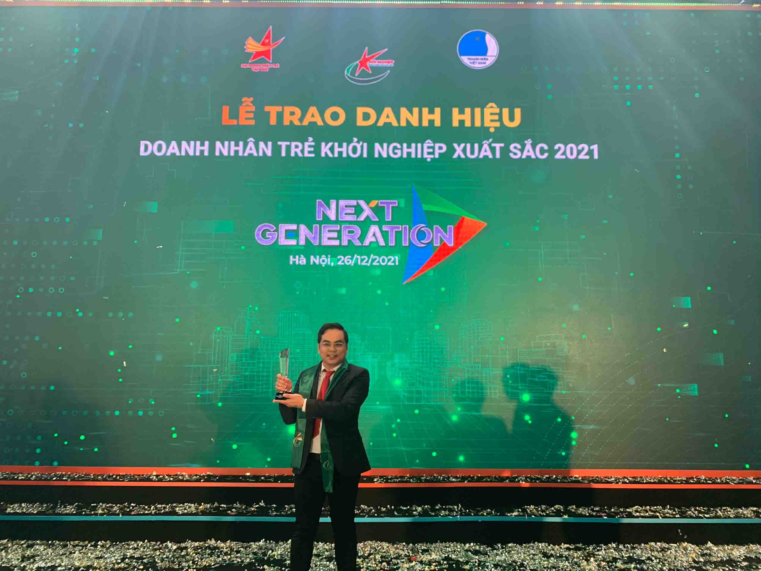 Lưu Minh Hiển - Thủ Khoa đại học Manchester UK từ bỏ giấc mơ Anh về xây dựng hệ thống Trung tâm Anh ngữ tại quê nhà 4 Thầy Minh Hiển nhận cúp "TOP 100 DOANH NHÂN TRẺ KHỞI NGHIỆP XUẤT SẮC NHẤT NĂM 2021".