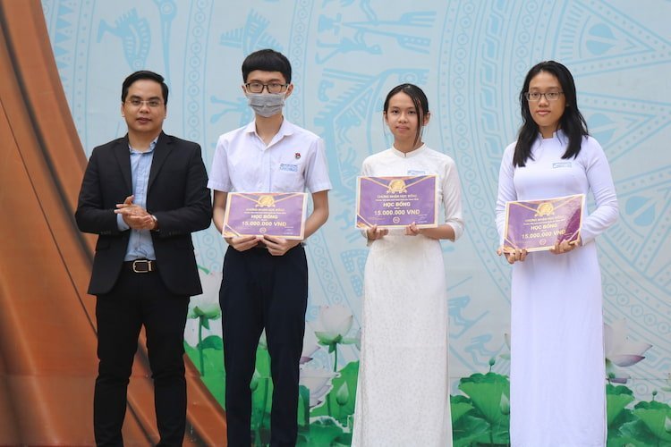 WISE ENGLISH trao tặng 8 suất học bổng cho các bạn học sinh trường THPT Thái Phiên và THPT Ngũ Hành Sơn