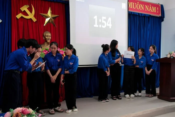 WISE ENGLISH KHAI MẠC CHUNG KẾT OLYMPIC TIẾNG ANH THPT LIÊN CHIỂU 16 hung bien 1