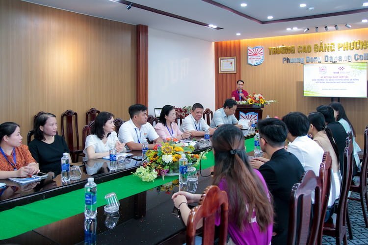 Lễ ký kết ghi nhớ hợp tác giữa WISE English và Cao đẳng Phương Đông