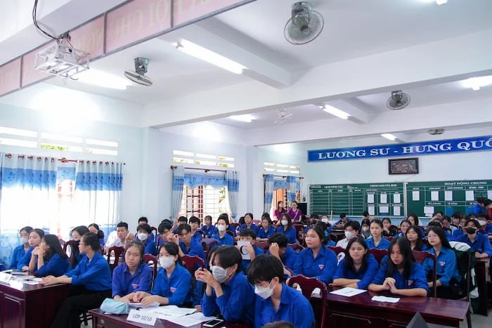 WISE ENGLISH KHAI MẠC CHUNG KẾT OLYMPIC TIẾNG ANH THPT LIÊN CHIỂU 12 overview lien chieu 1