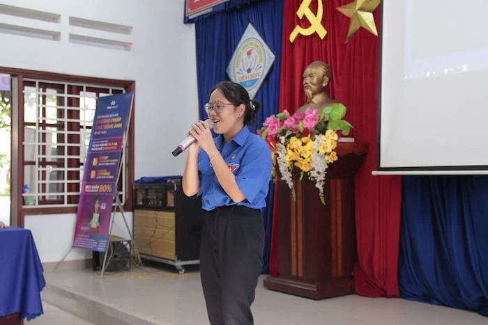 WISE ENGLISH KHAI MẠC CHUNG KẾT OLYMPIC TIẾNG ANH THPT LIÊN CHIỂU 13 tieng hat 1