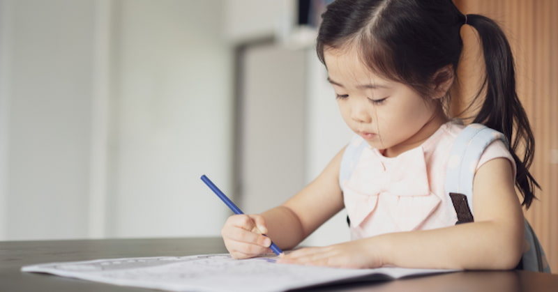 Có nên cho bé học tiếng Anh sớm? 6 lợi ích và lưu ý cần biết 2 Có nên cho bé học tiếng Anh sớm không?