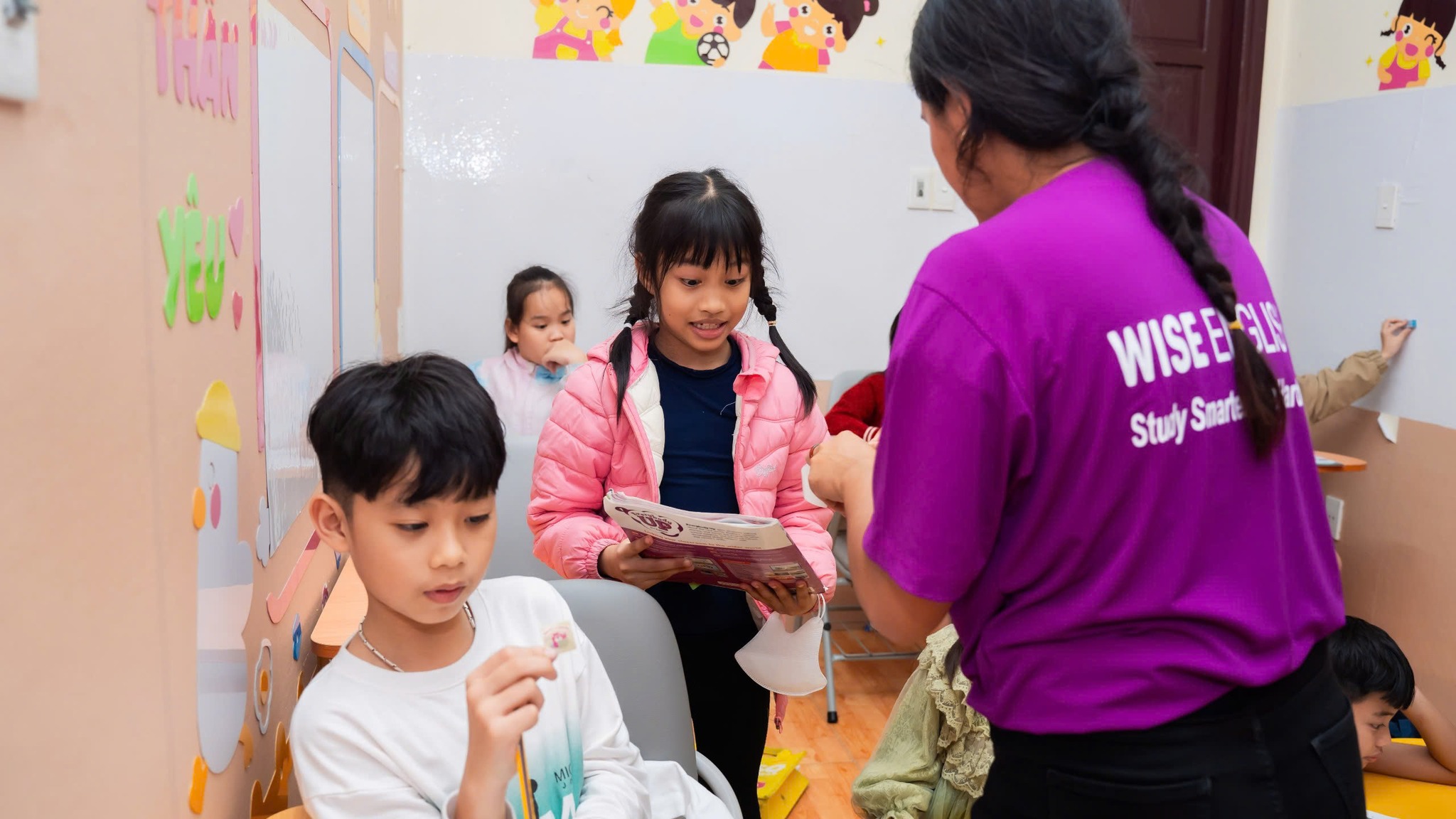 Buổi học tại WISE KIDS TEENS cho trẻ