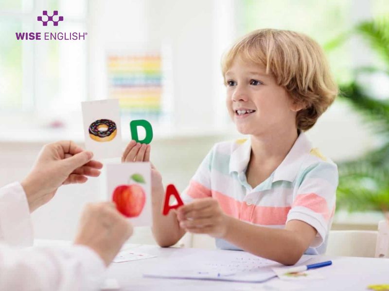 Bật mí 6 Cách dạy bảng chữ cái tiếng Anh cho trẻ em dễ nhớ nhất 6 Bé học bảng chữu cái tiếng Anh qua trò chơi