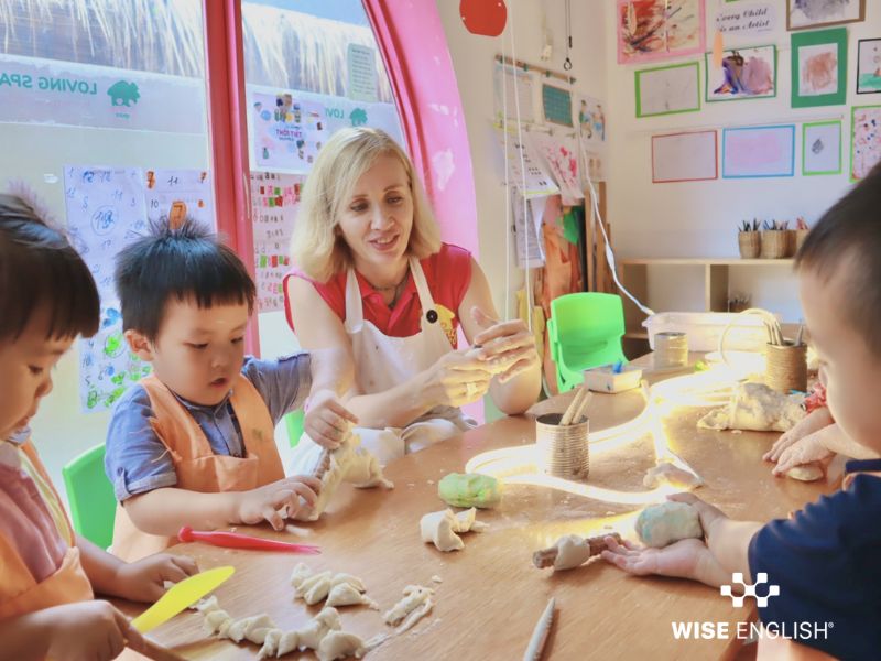 Bật mí 6 Cách dạy bảng chữ cái tiếng Anh cho trẻ em dễ nhớ nhất 8 Bé học bảng chữ cái tiếng Anh qua các đồ vật xung quanh
