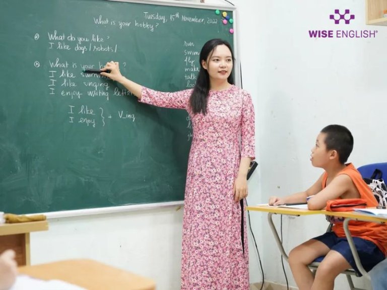 Giáo viên tiếng Anh là gì? Những điều cần biết