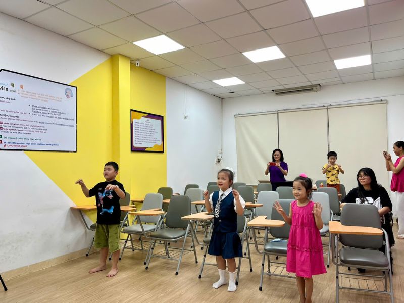 BUỔI HỌC TRẢI NGHIỆM TẠI WISE KIDS TEENS CHO TRẺ TỪ 5 ĐẾN 10 TUỔI VỚI PHƯƠNG PHÁP NLP ĐỘC QUYỀN GIÚP CON TỰ TIN GIAO TIẾP CHỈ SAU 2 BUỔI 4 BUỔI HỌC TRẢI NGHIỆM TẠI WISE KIDS TEENS CHO TRẺ TỪ 5 ĐẾN 10 TUỔI