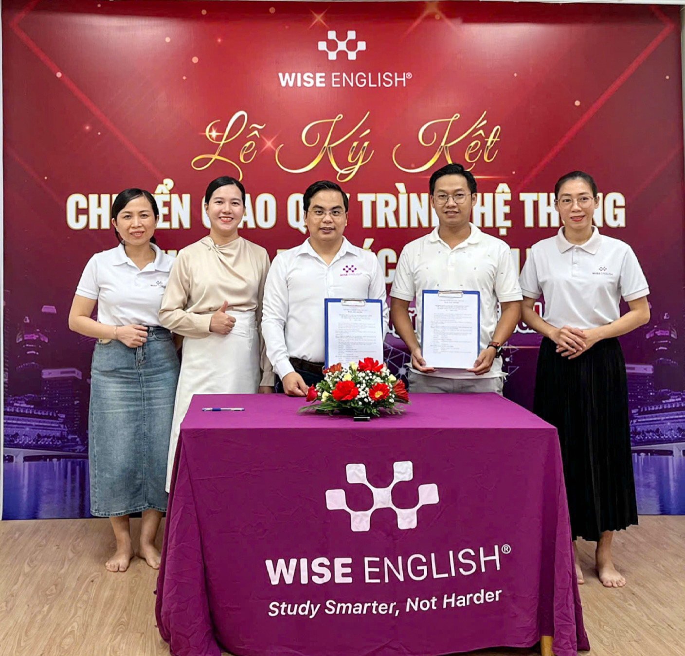 CEO Lưu Minh Hiển – Hành trình trở về từ Vương Quốc Anh để viết lại phương pháp học tiếng Anh hiệu quả dành cho người Việt và ghi dấu bằng những giải thưởng danh giá 5 Buổi lễ ký kết thành công nhượng quyền
