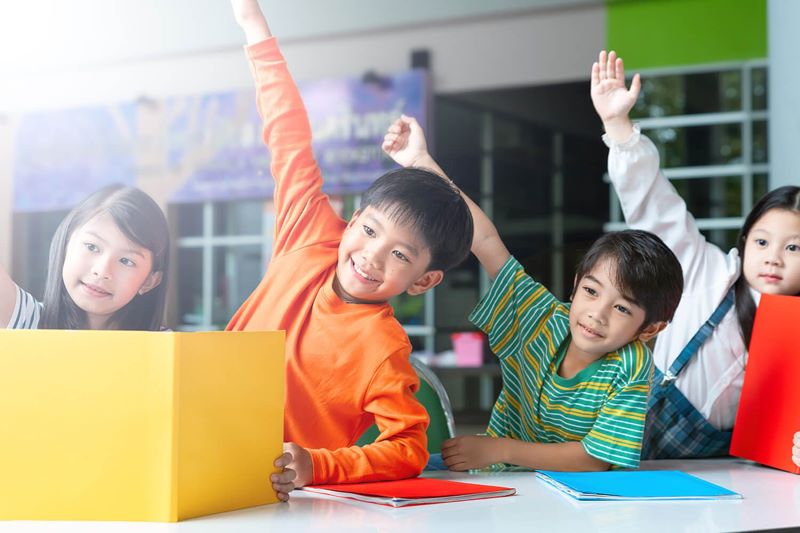 Cách học Tiếng Anh của trẻ em Mỹ - Bạn đã biết chưa? 6 Trẻ em giở tay phát biểu