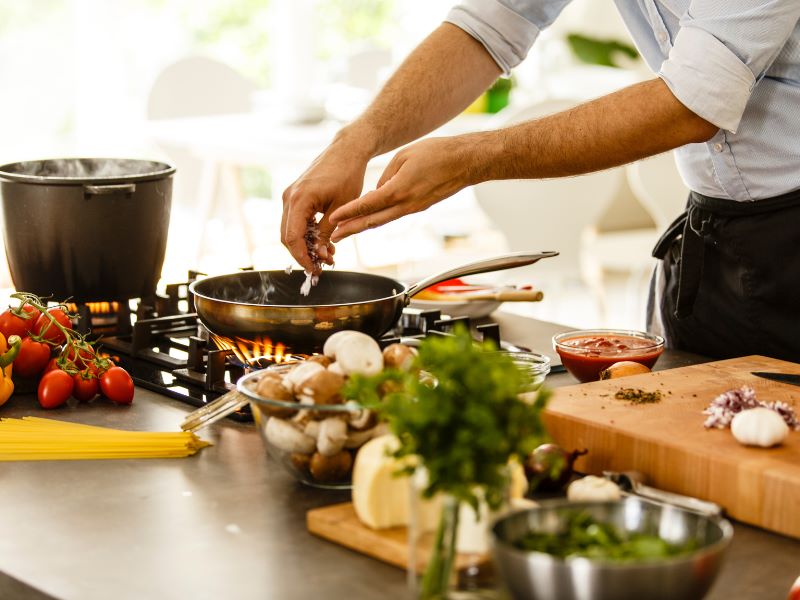 Người đầu bếp đang nấu