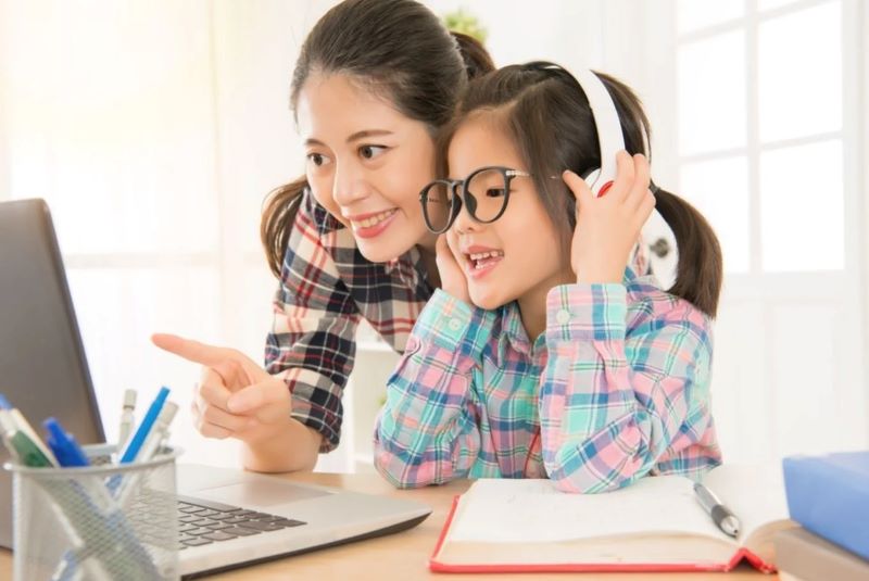 Cách học Tiếng Anh của trẻ em Mỹ - Bạn đã biết chưa? 4 Ba mẹ học kỹ năng Nghe cùng trẻ