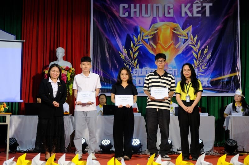 HỆ THỐNG TRUNG TÂM ANH NGỮ WISE ENGLISH ĐÃ TRỞ THÀNH NHÀ TÀI TRỢ VÀNG CHO CUỘC THI ĐƯỜNG LÊN ĐỈNH ECONOMICS IX TẠI TRƯỜNG ĐẠI HỌC KINH TẾ ĐÀ NẴNG 2 wise english nha tai tro