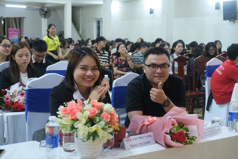 HỆ THỐNG TRUNG TÂM ANH NGỮ WISE ENGLISH ĐÃ TRỞ THÀNH NHÀ TÀI TRỢ VÀNG CHO CUỘC THI ĐƯỜNG LÊN ĐỈNH ECONOMICS IX TẠI TRƯỜNG ĐẠI HỌC KINH TẾ ĐÀ NẴNG 4 wise tai tro