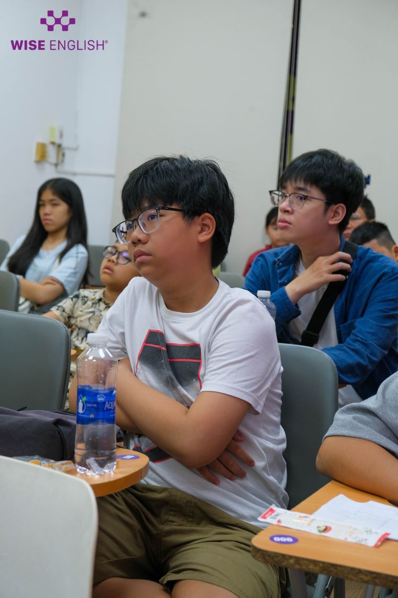 debate cung tien si sean watts 8