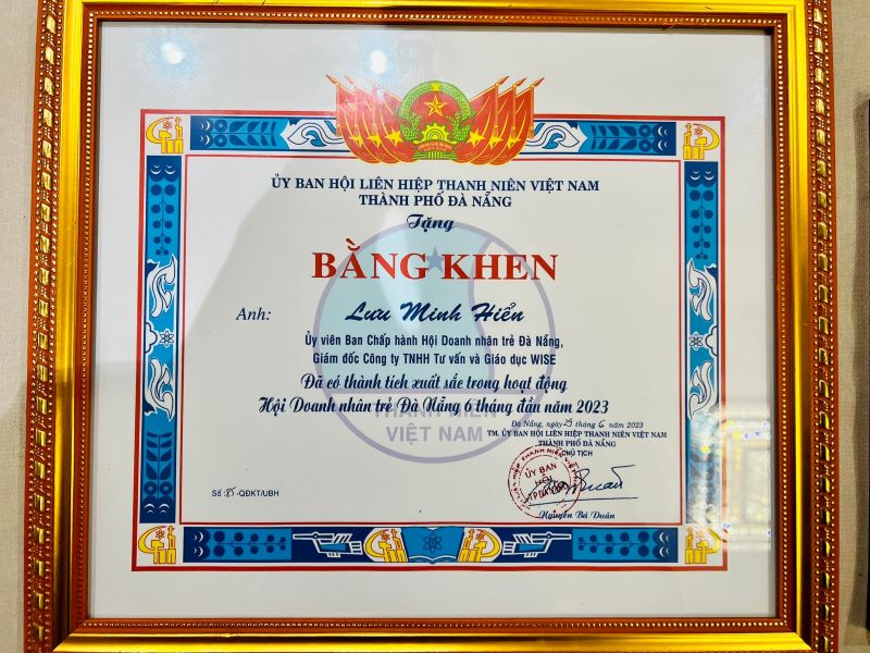 luu minh hien nhan bang khen hoi doanh nhan