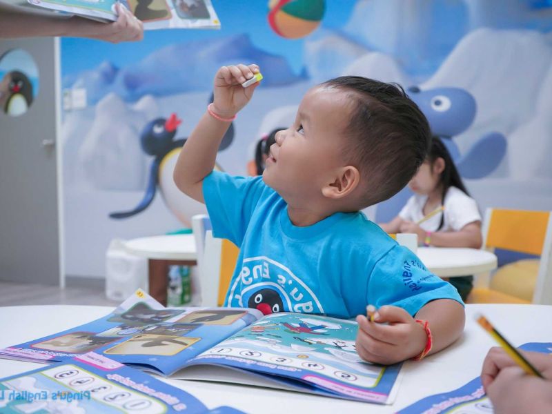 bé 4 tuổi học tiếng anh qua truyện tranh