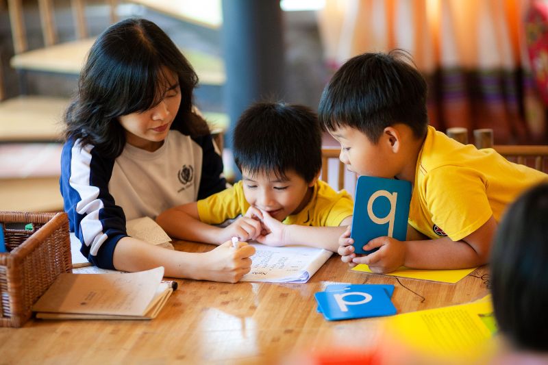 Bé 5 tuổi học tiếng anh tại trung tâm